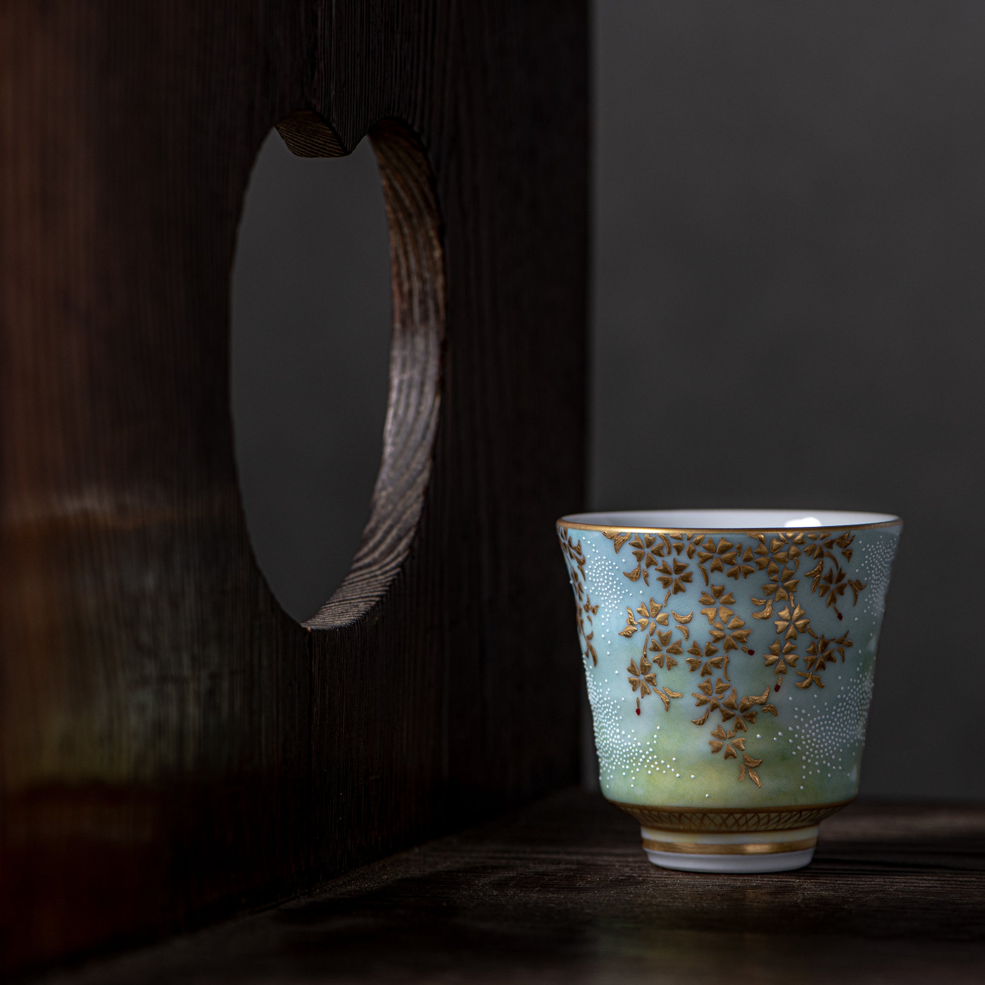 Copa de sake Morikin Shirochibu con sakura llorón en degradado azul