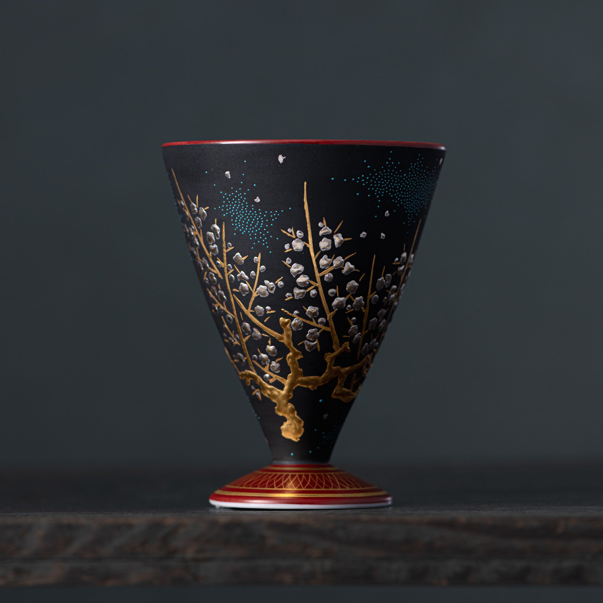 Copa de sake negra Morikin Aochibu con flor de ciruelo
