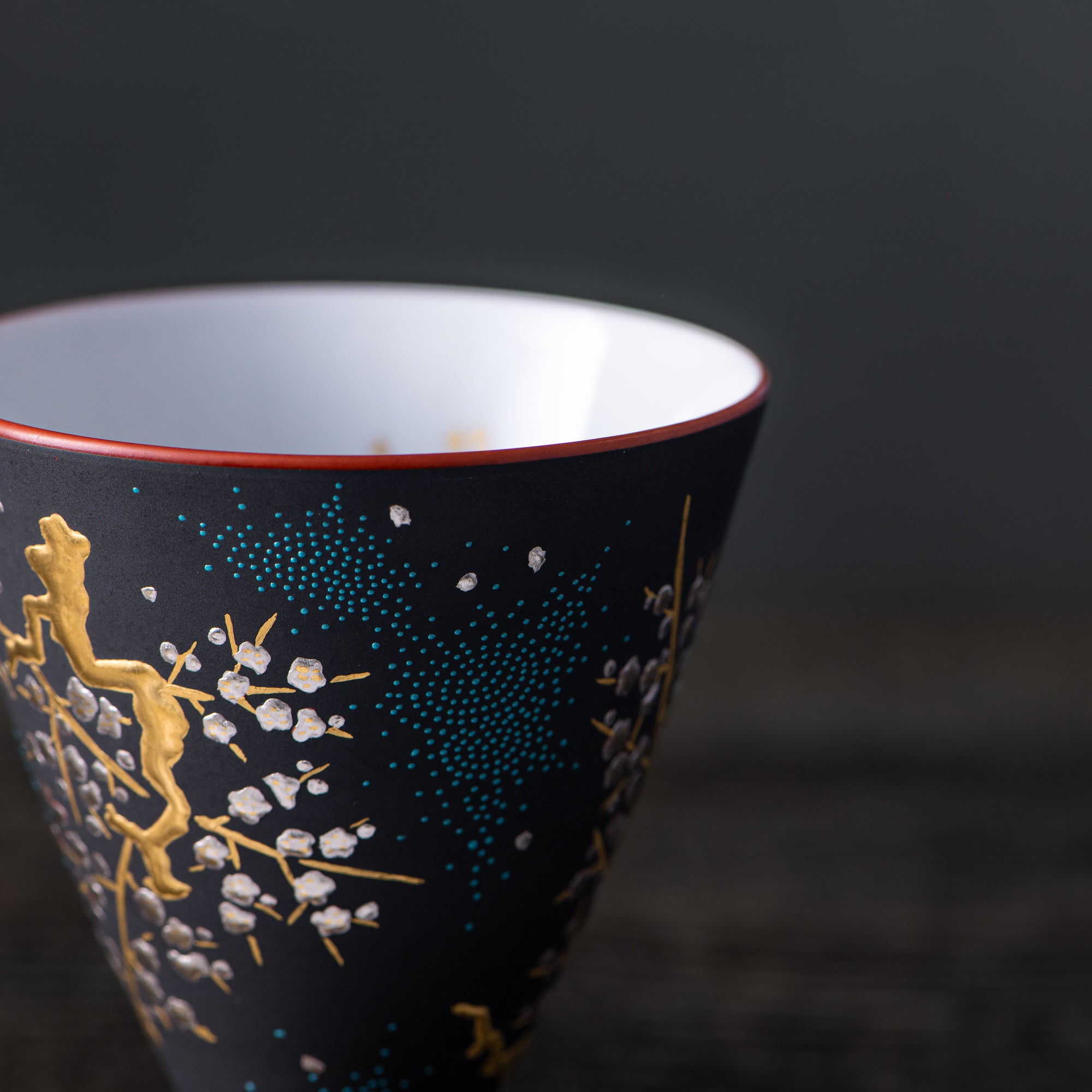 Copa de sake negra Morikin Aochibu con flor de ciruelo