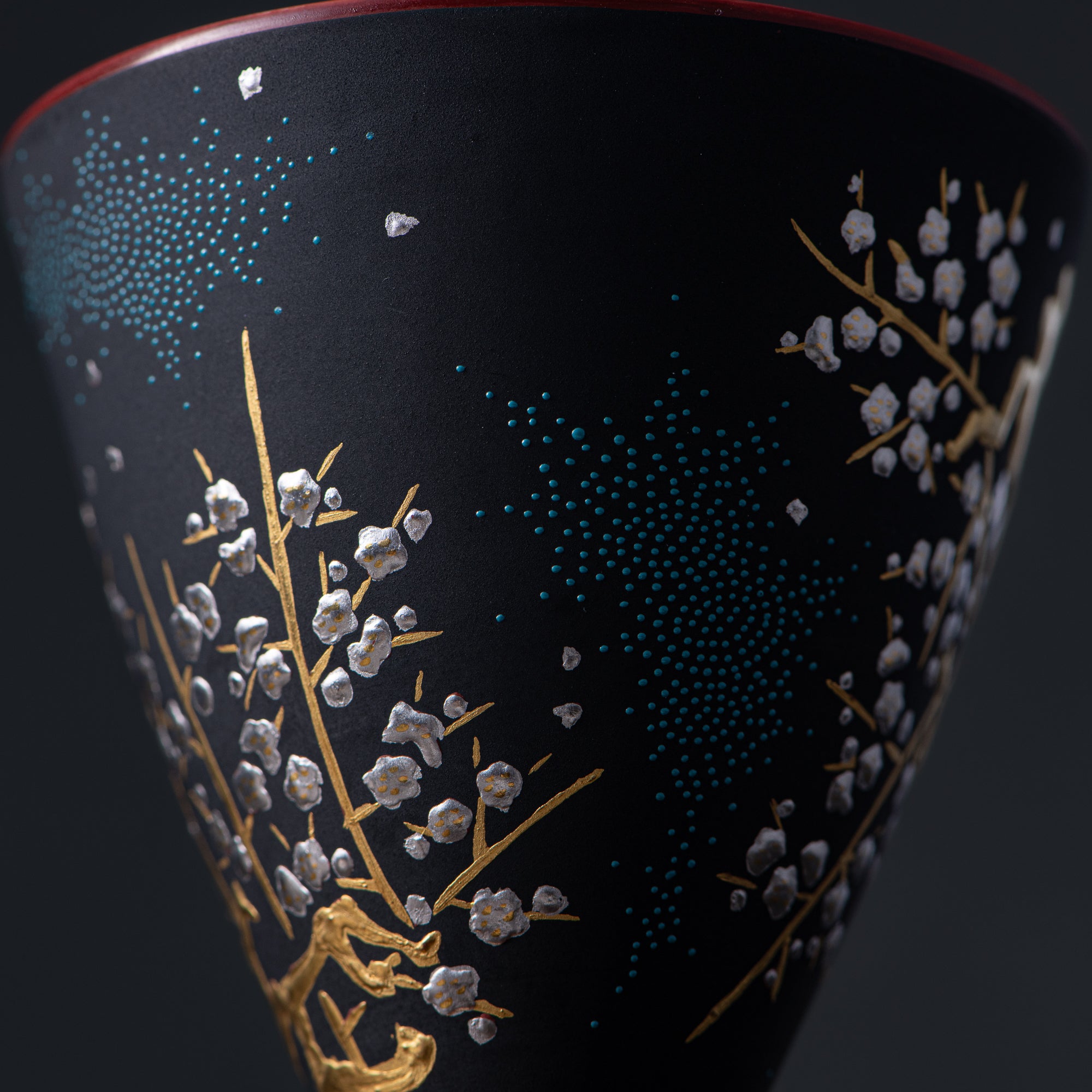 Copa de sake negra Morikin Aochibu con flor de ciruelo
