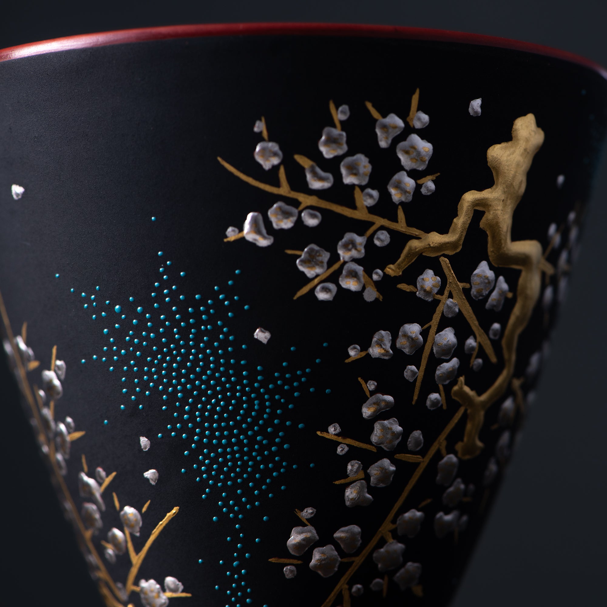 Copa de sake negra Morikin Aochibu con flor de ciruelo