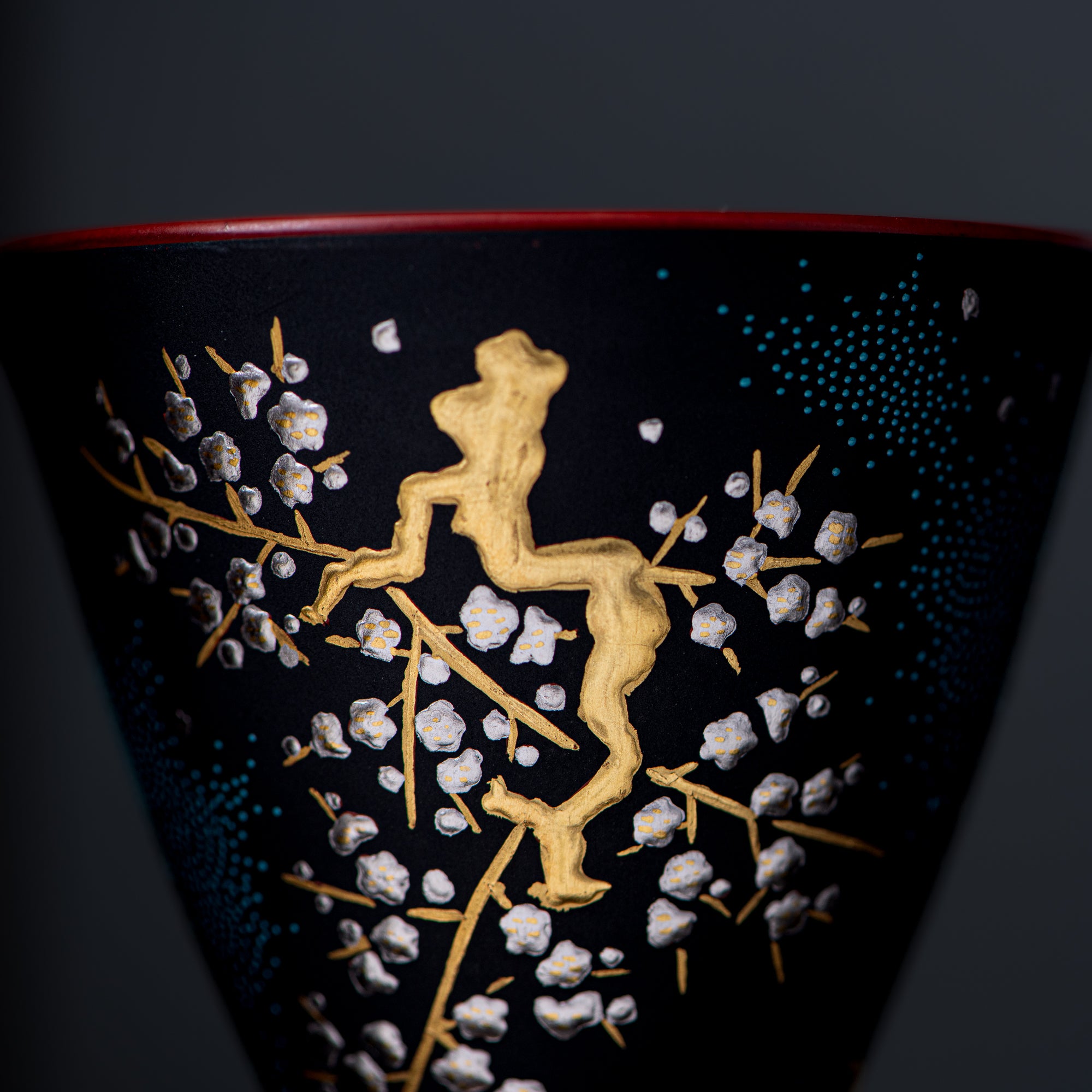 Copa de sake negra Morikin Aochibu con flor de ciruelo
