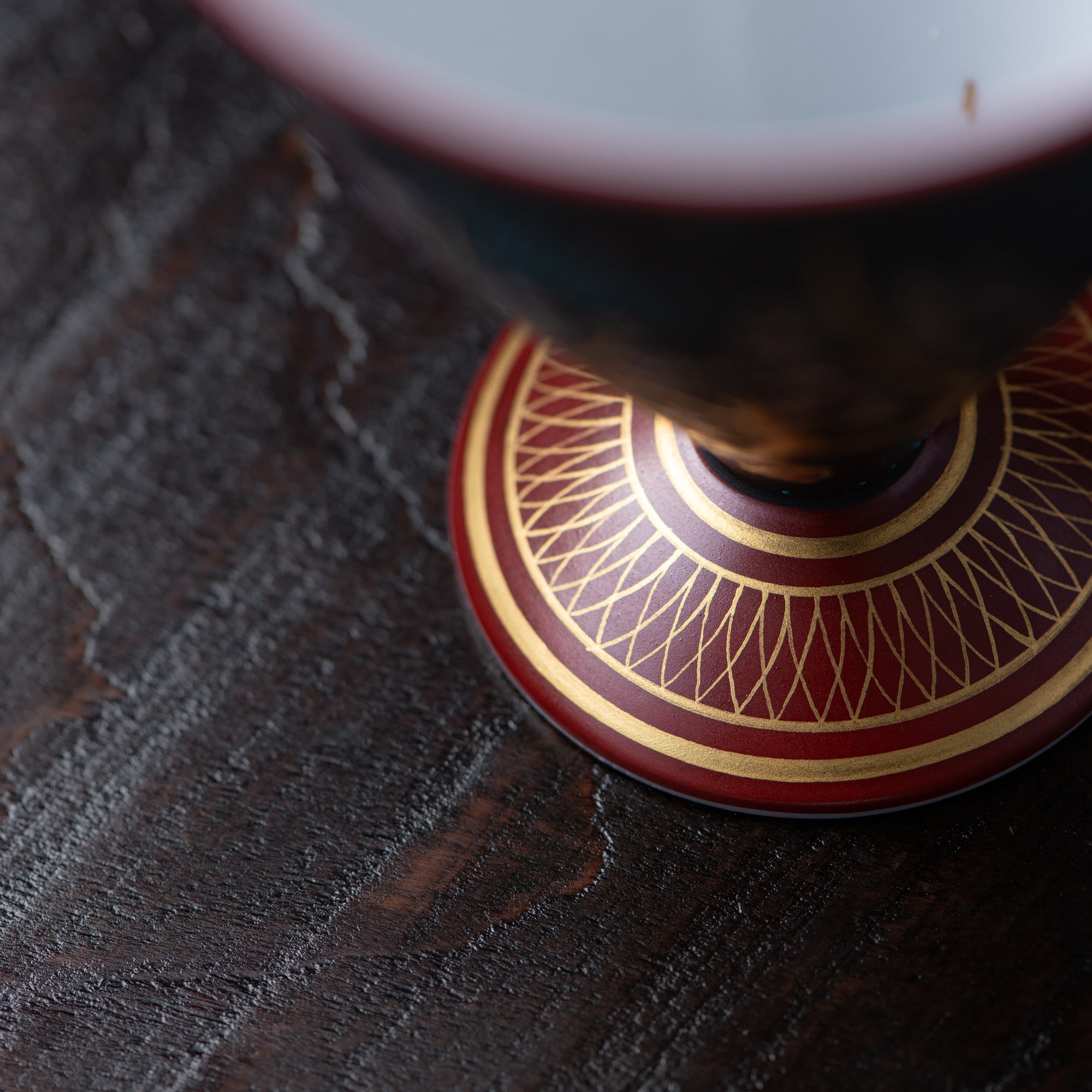 Copa de sake negra Morikin Aochibu con flor de ciruelo
