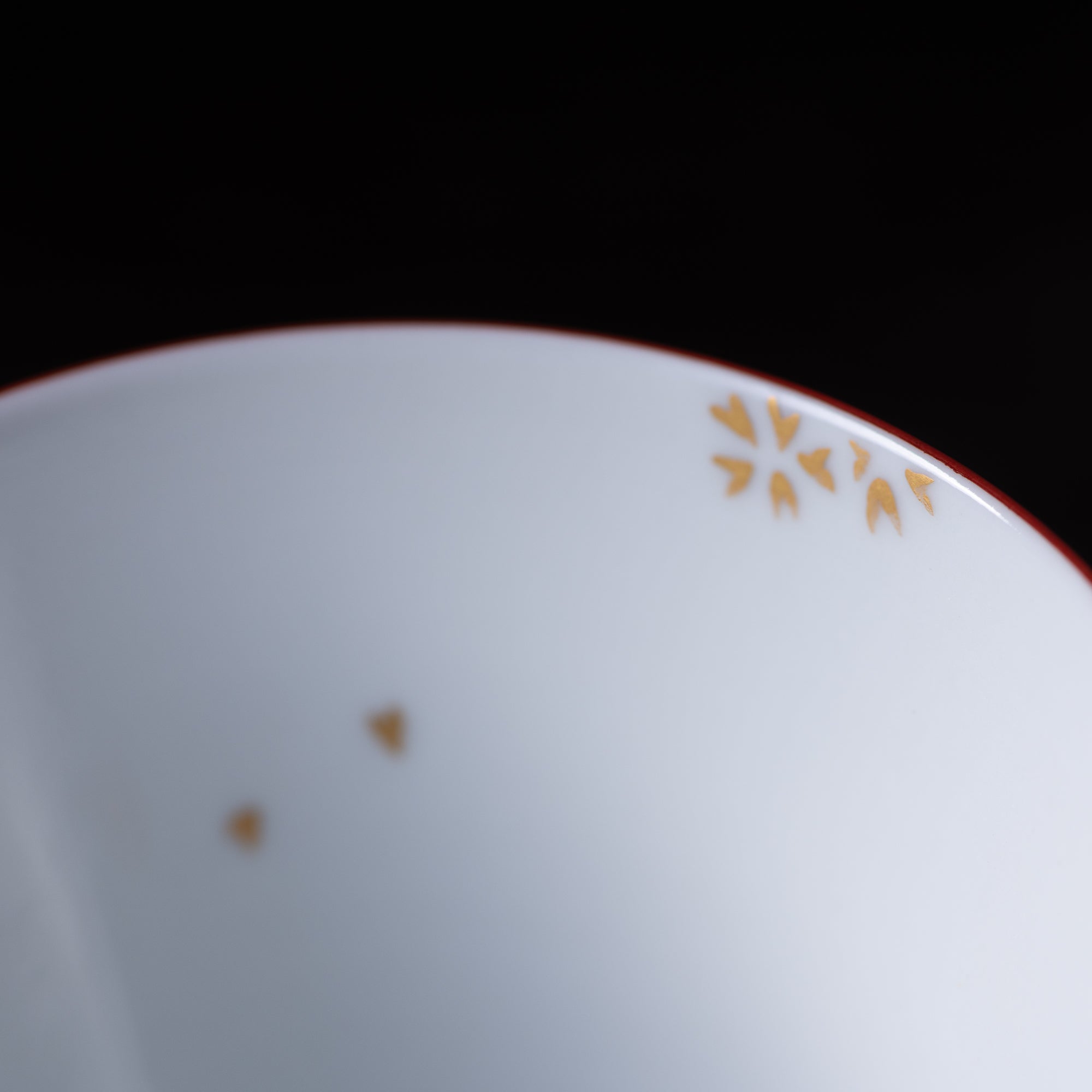 Copa de sake negra Morikin Aochibu con flor de ciruelo