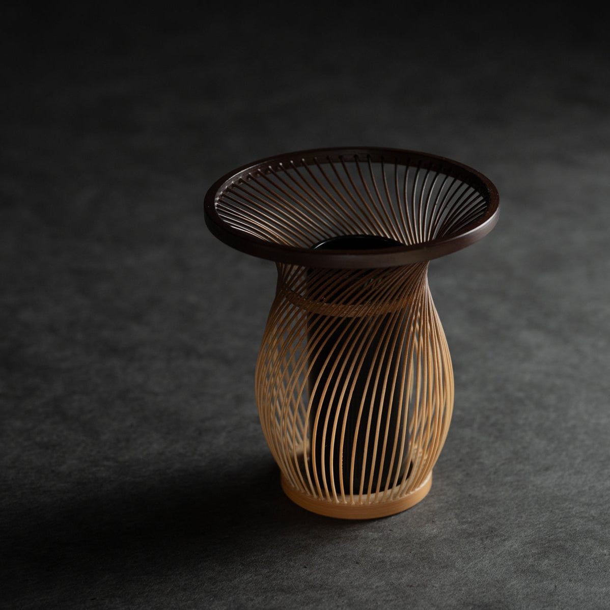 Vase japonais en vannerie courbée pour fleurs