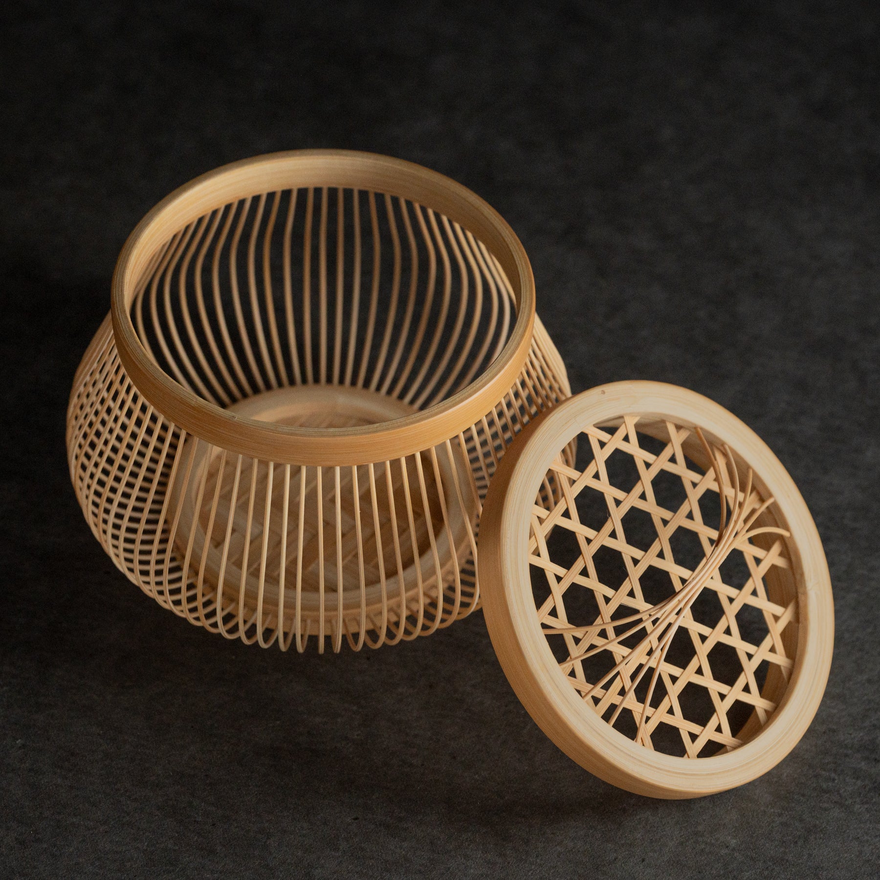 Cesta de cestería con diseño hexagonal y tapa