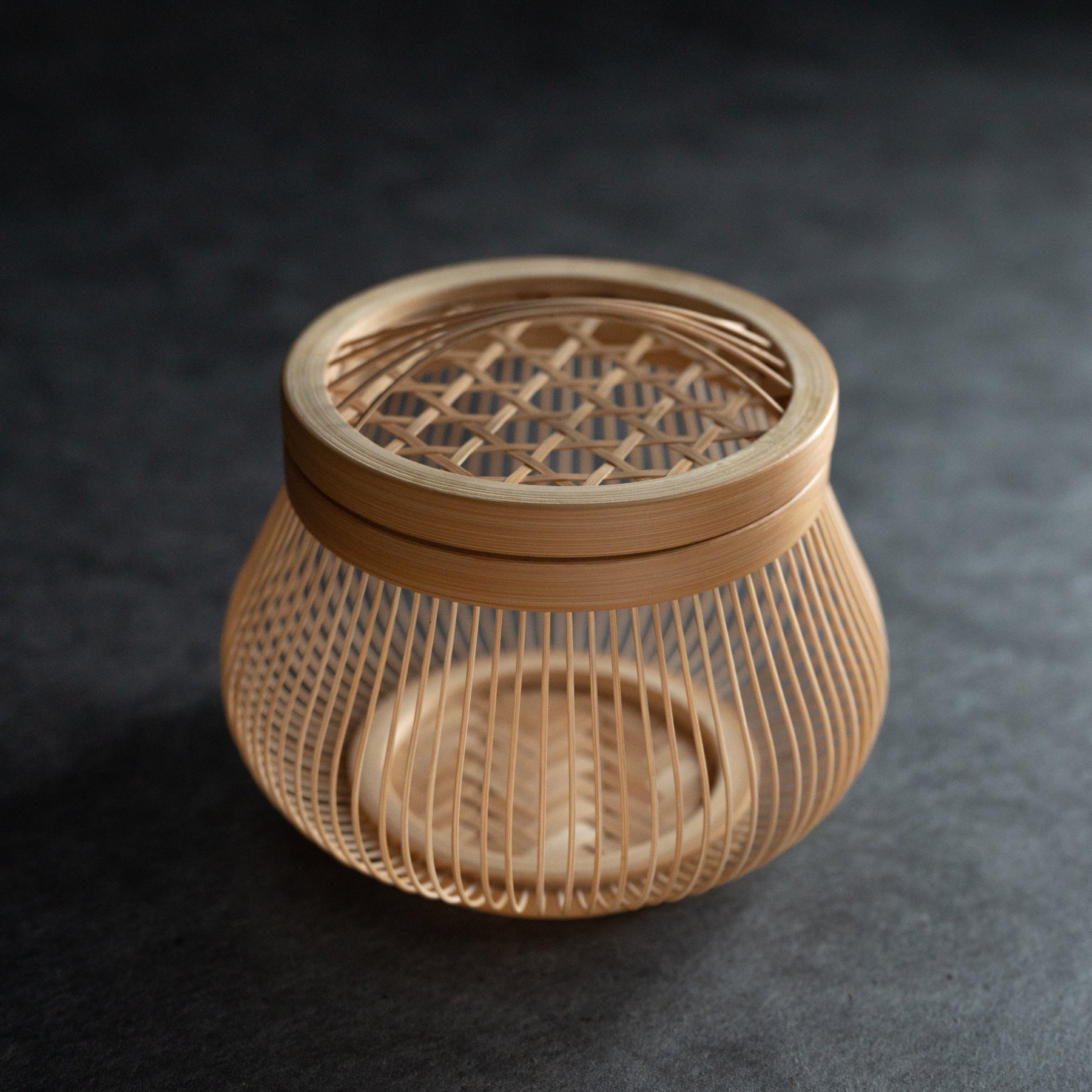 Cesta de cestería con diseño hexagonal y tapa