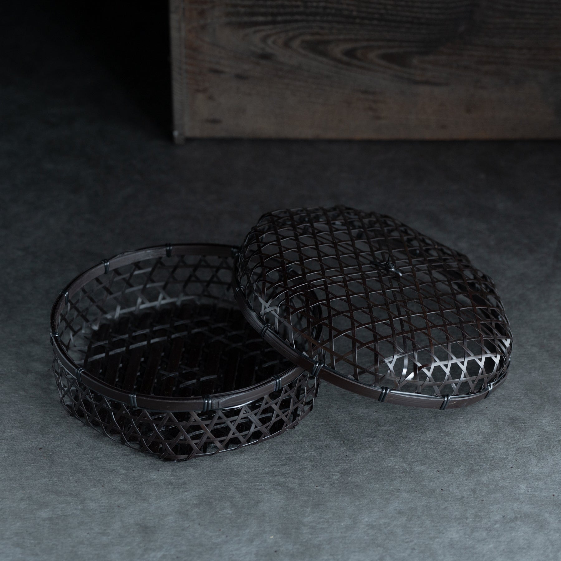 Cesta de bambú negra con tapa y tejido hexagonal