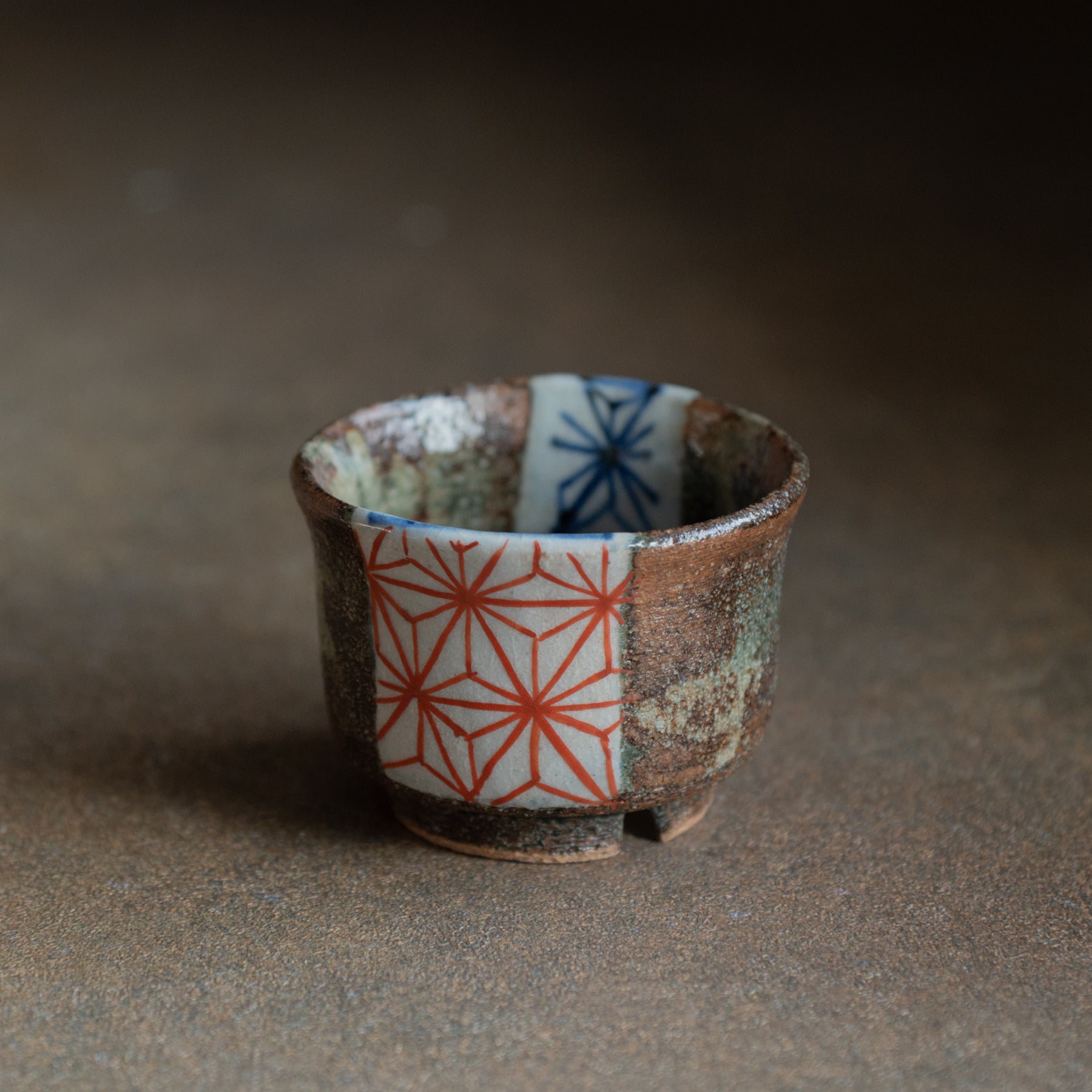 Taza de sake Guinomi con diseño de hoja de cáñamo