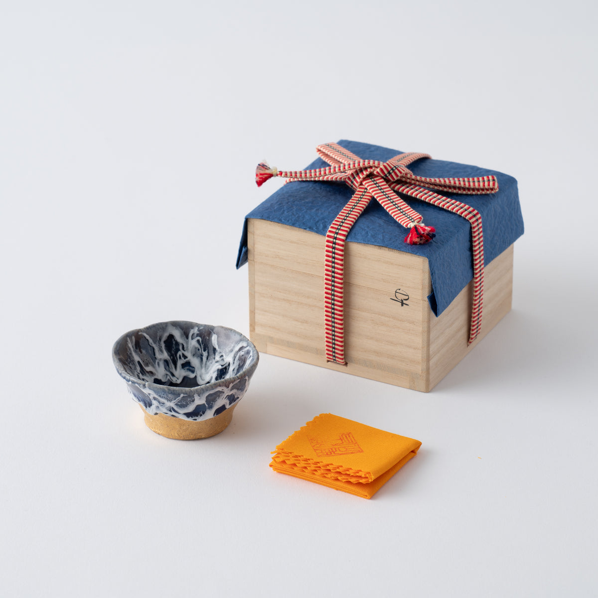 Copa de sake guinomi Sazameku Cascade en azul índigo y oro