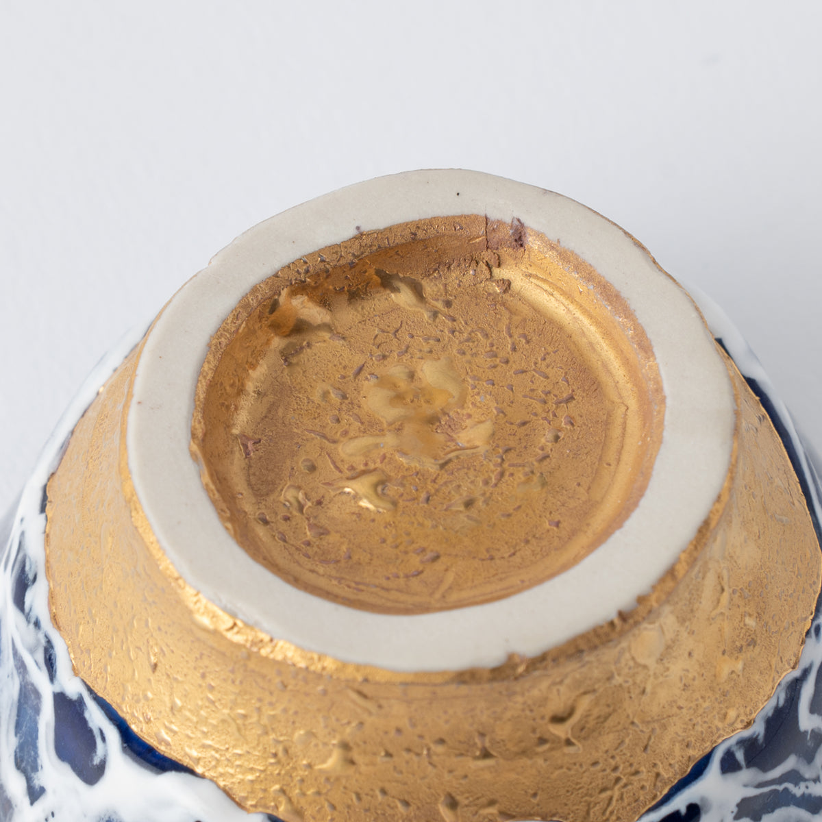 Copa de sake guinomi Sazameku Cascade en azul índigo y oro
