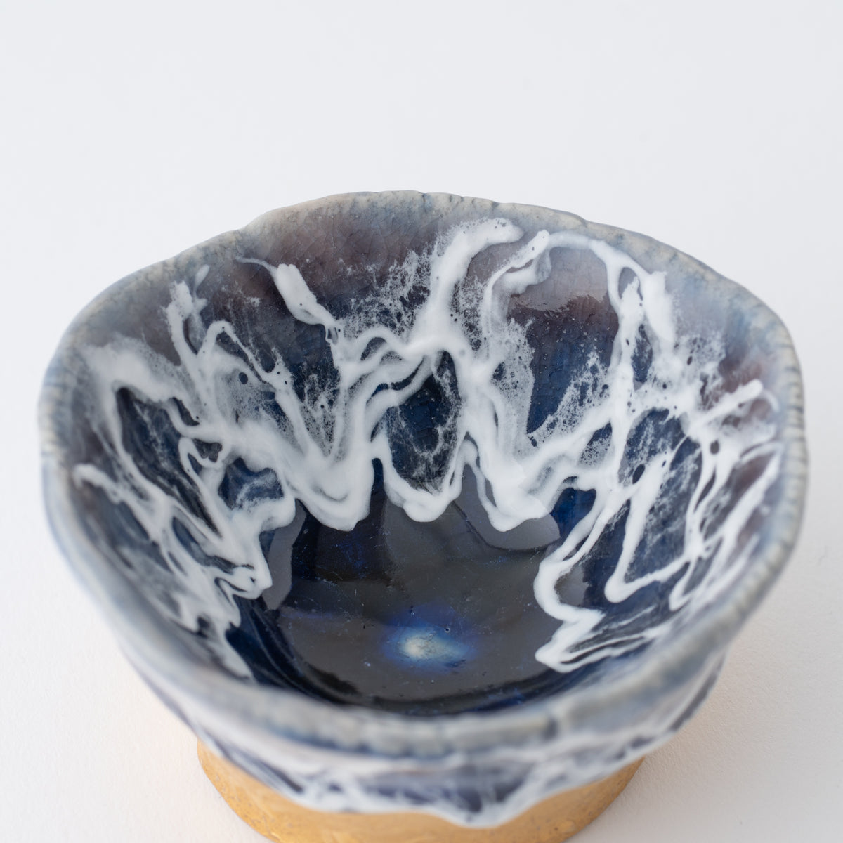 Copa de sake guinomi Sazameku Cascade en azul índigo y oro