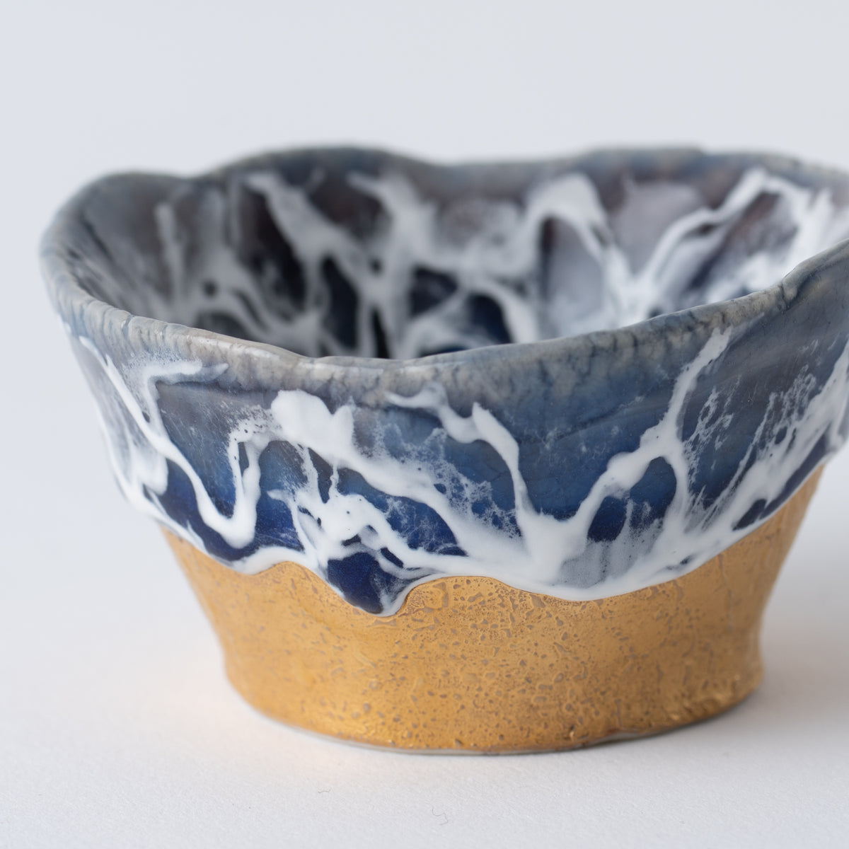 Copa de sake guinomi Sazameku Cascade en azul índigo y oro