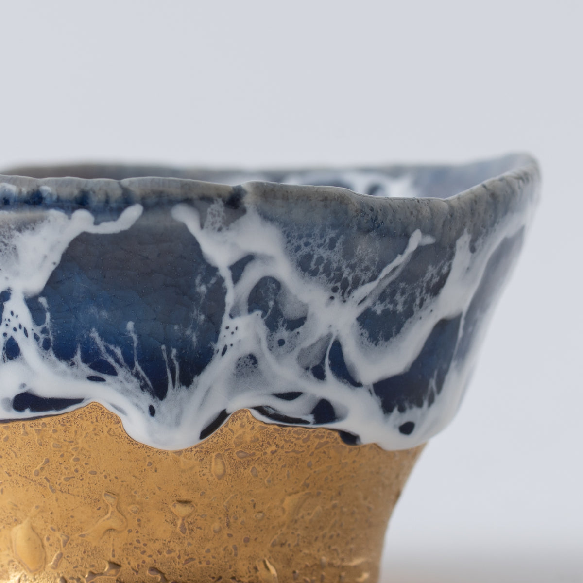 Copa de sake guinomi Sazameku Cascade en azul índigo y oro