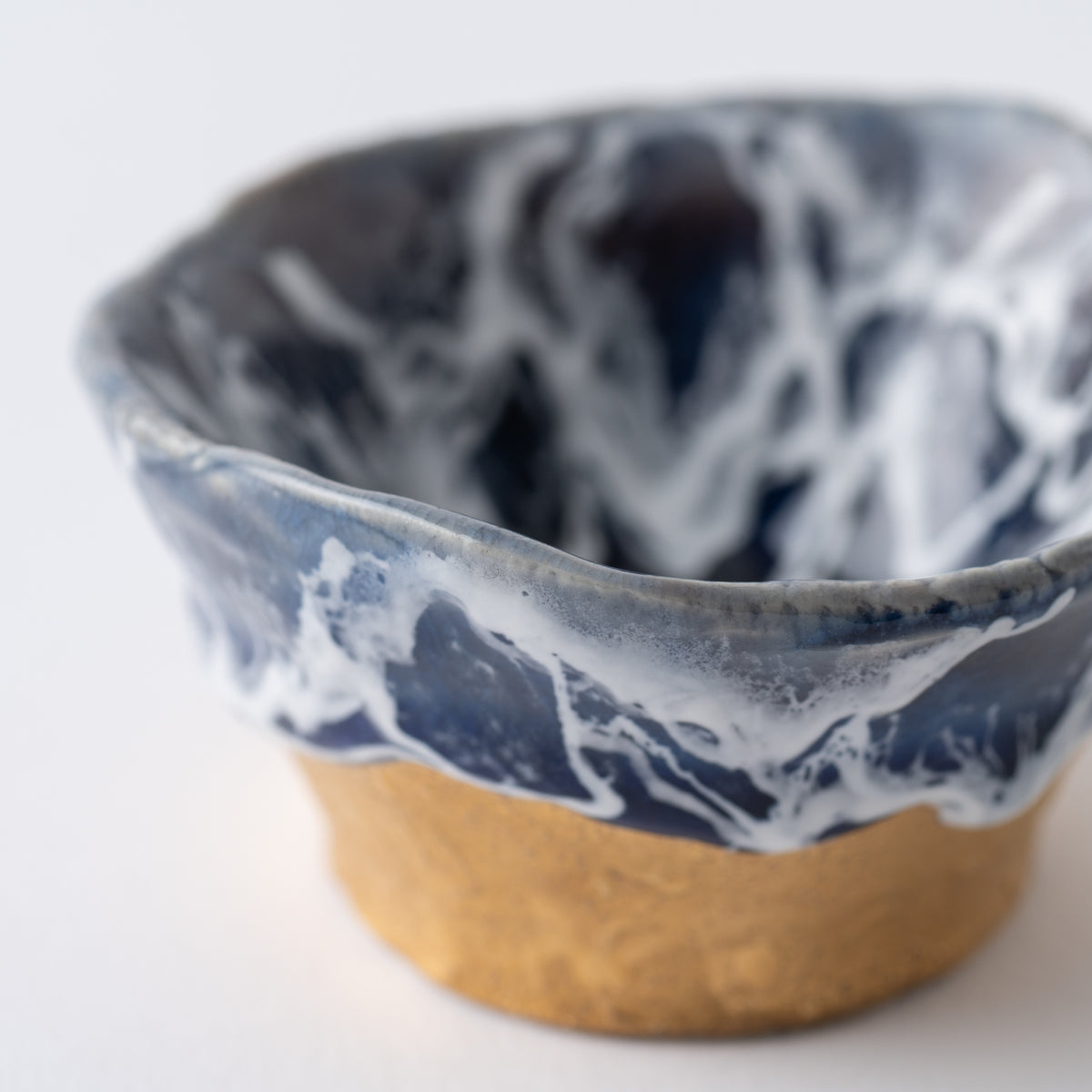 Copa de sake guinomi Sazameku Cascade en azul índigo y oro