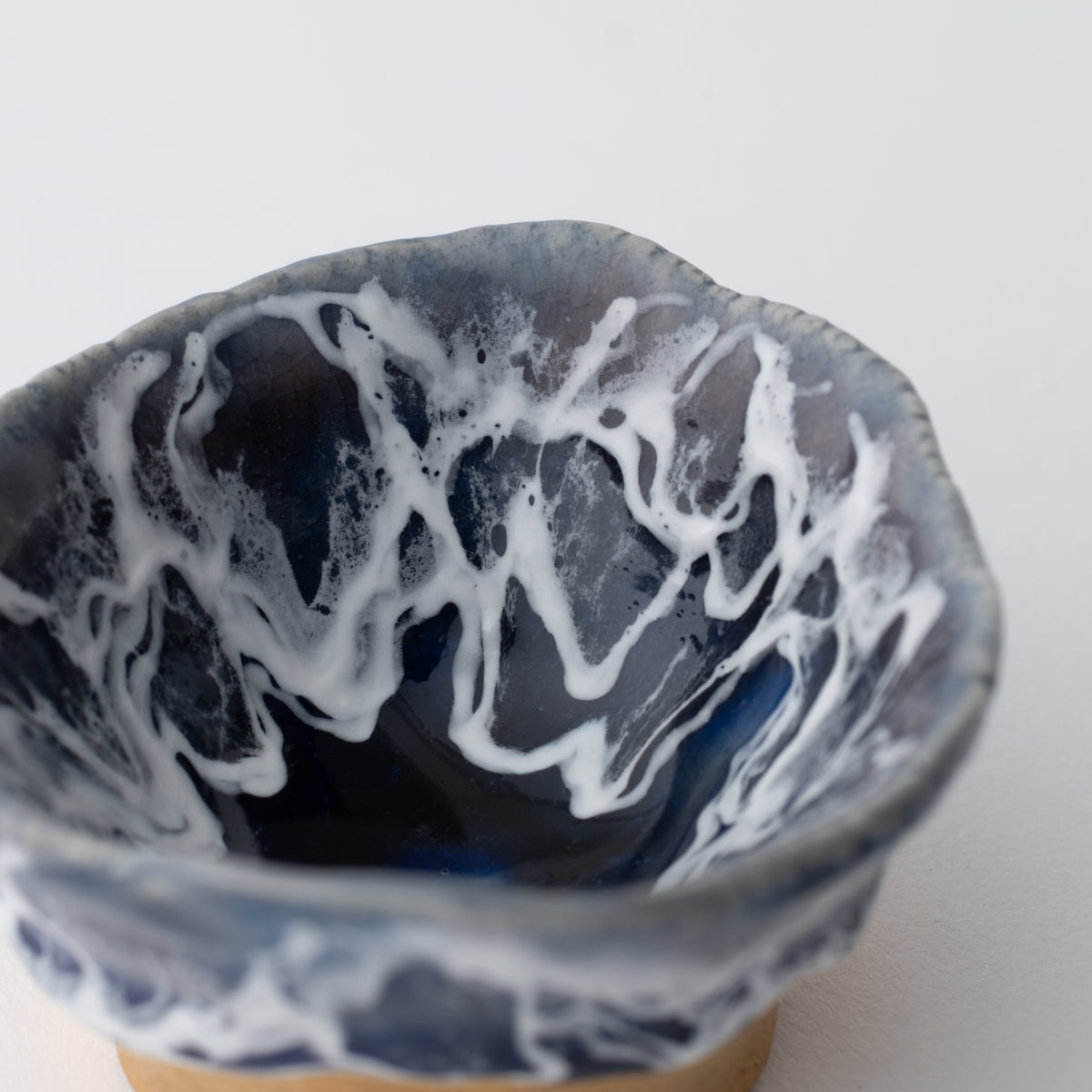 Copa de sake guinomi Sazameku Cascade en azul índigo y oro