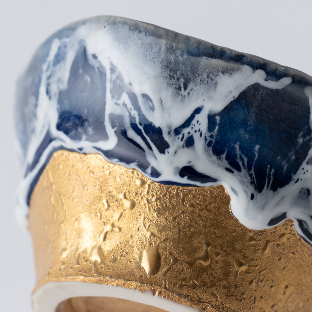 Copa de sake guinomi Sazameku Cascade en azul índigo y oro