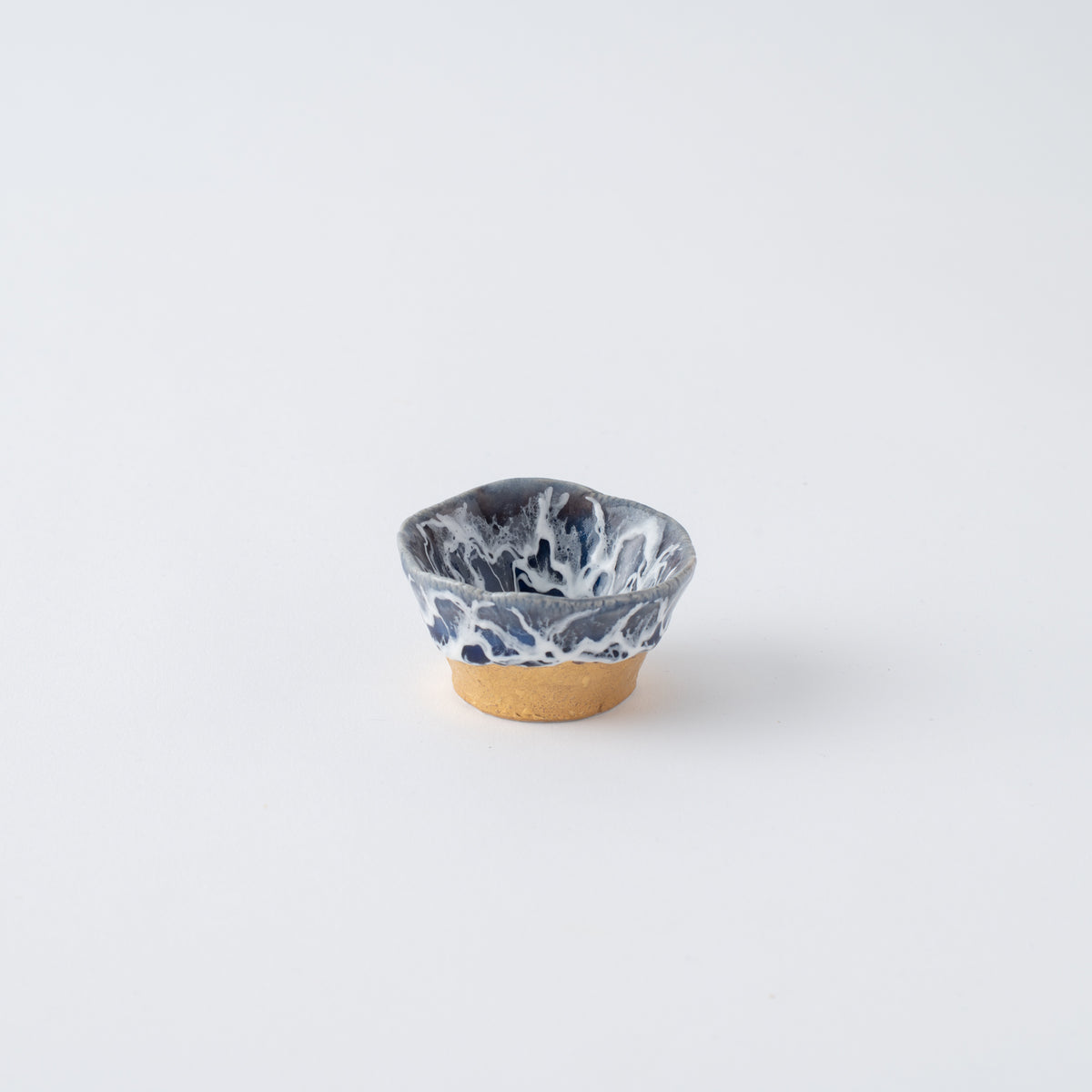 Copa de sake guinomi Sazameku Cascade en azul índigo y oro