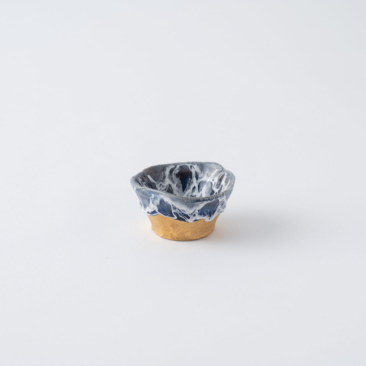 Copa de sake guinomi Sazameku Cascade en azul índigo y oro