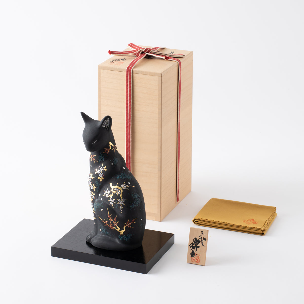 Morikin Aochibu Perserkatzenfigur nach links blickend