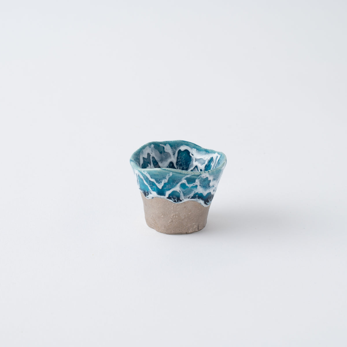 Copa de sake guinomi Sazameku Cascade en verde y platino