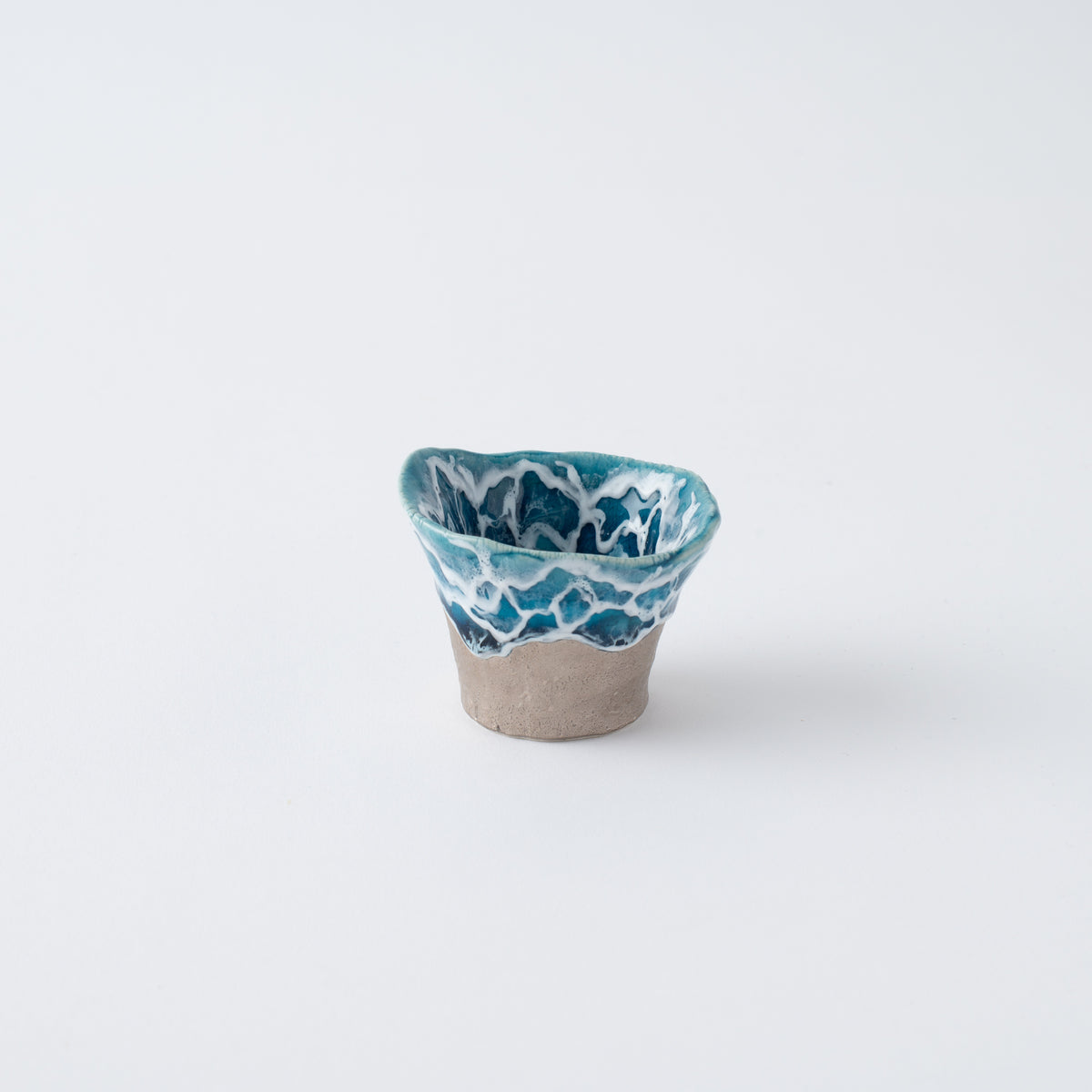 Copa de sake guinomi Sazameku Cascade en verde y platino