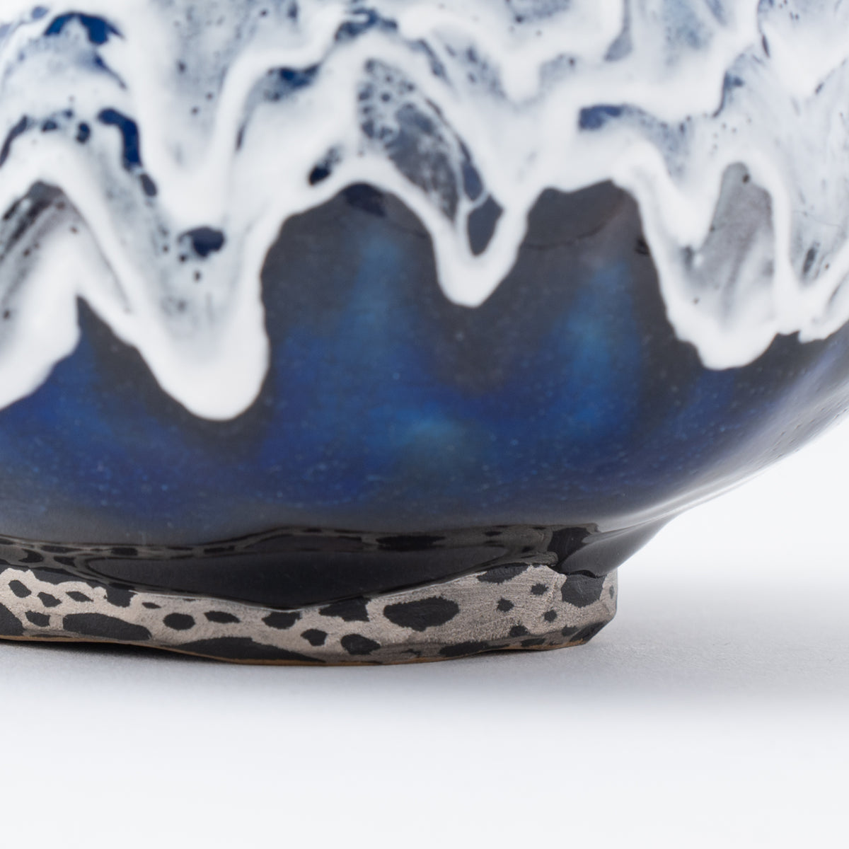 Jarrón Redondo Sazanami Cascade Azul Profundo