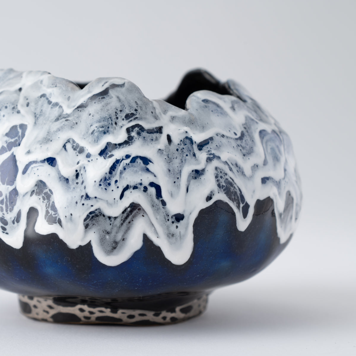 Jarrón Redondo Sazanami Cascade Azul Profundo