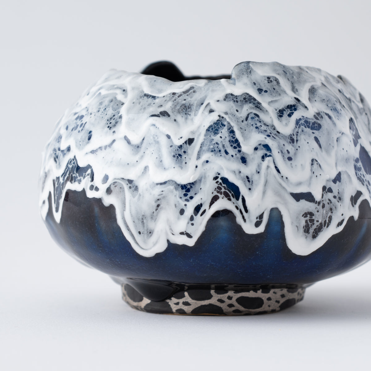 Jarrón Redondo Sazanami Cascade Azul Profundo