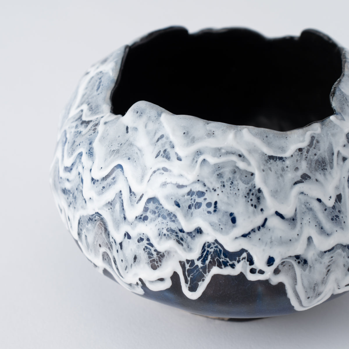 Jarrón Redondo Sazanami Cascade Azul Profundo