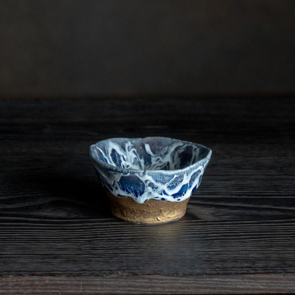Copa de sake guinomi Sazameku Cascade en azul índigo y oro