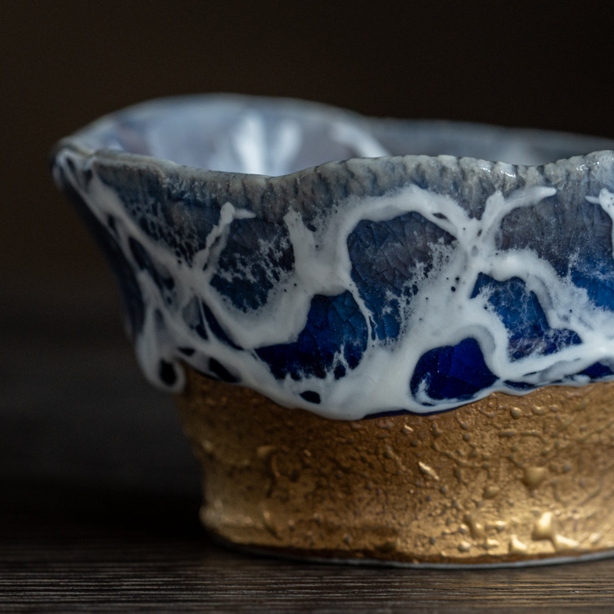 Copa de sake guinomi Sazameku Cascade en azul índigo y oro