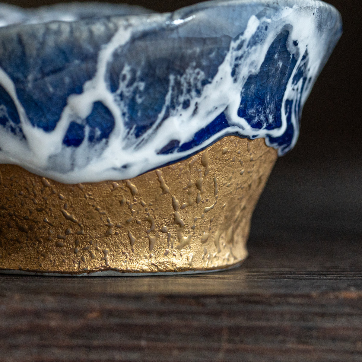 Copa de sake guinomi Sazameku Cascade en azul índigo y oro