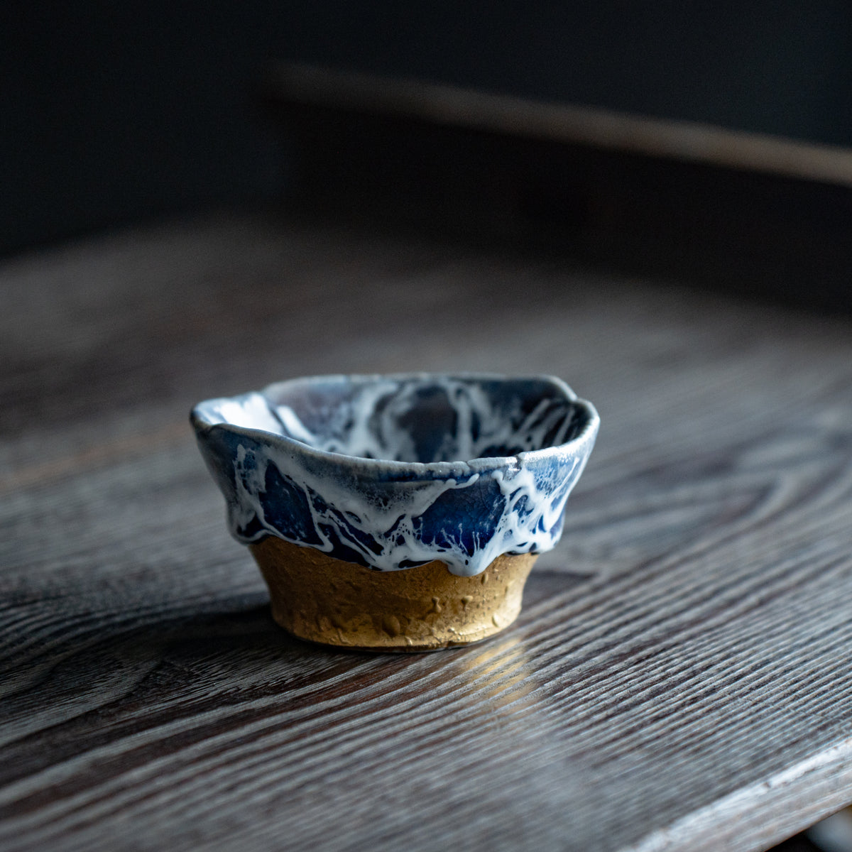 Copa de sake guinomi Sazameku Cascade en azul índigo y oro