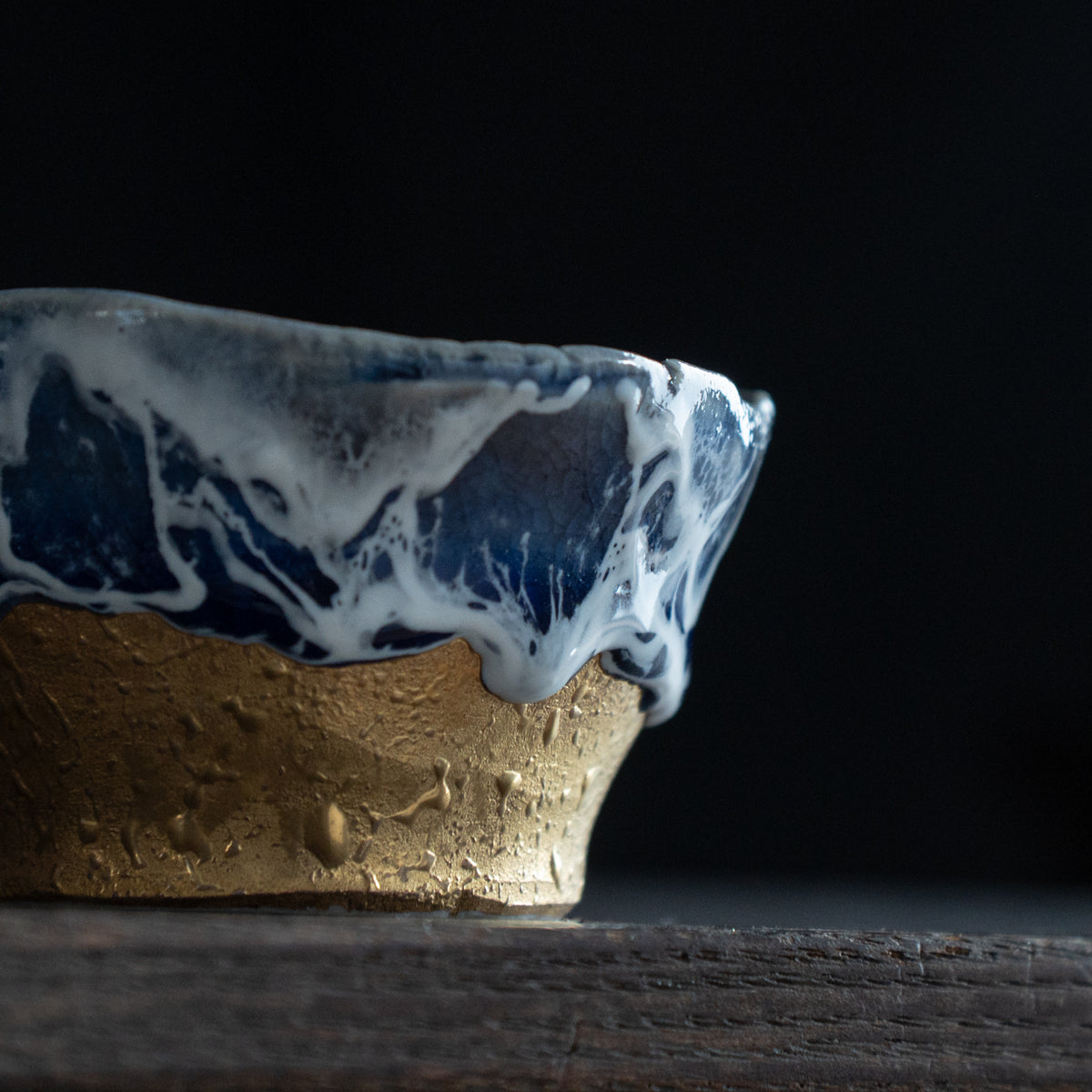 Copa de sake guinomi Sazameku Cascade en azul índigo y oro