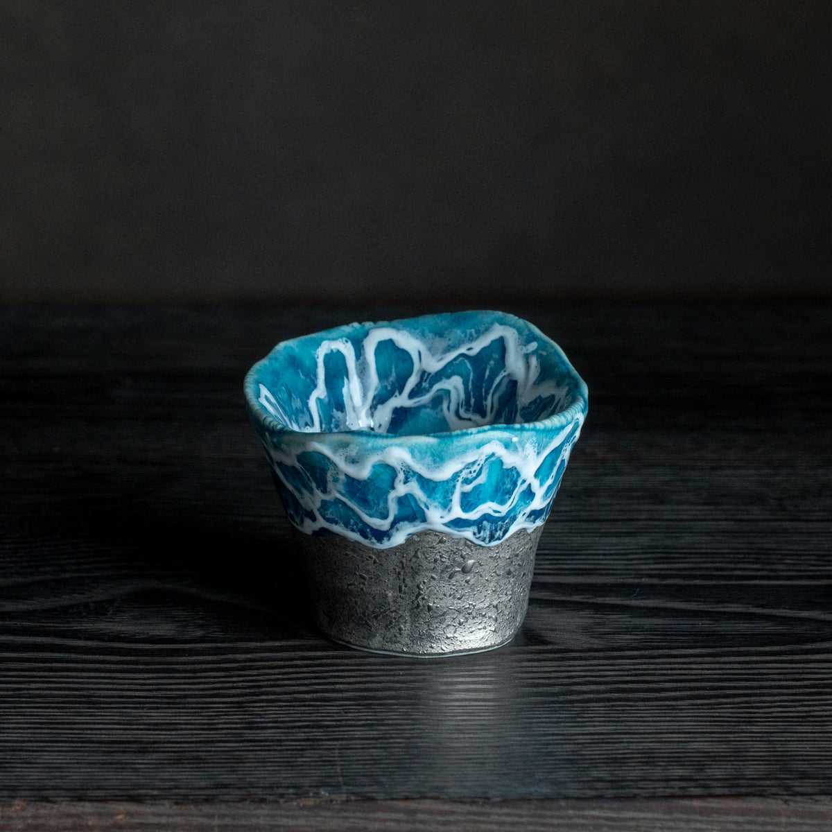 Copa de sake guinomi Sazameku Cascade en verde y platino