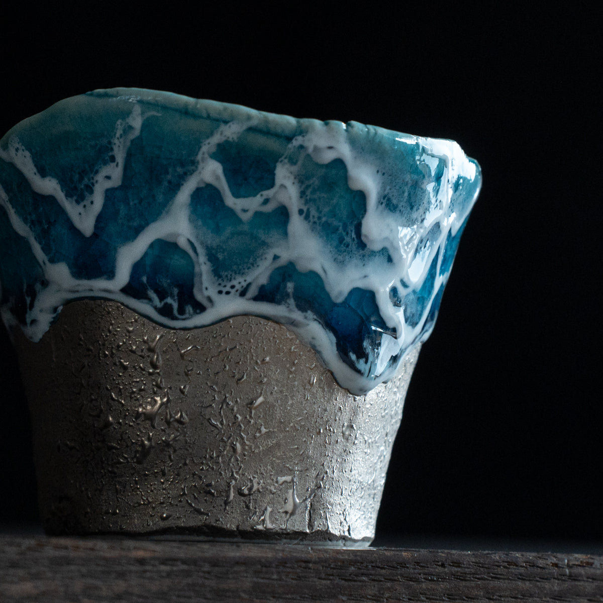 Copa de sake guinomi Sazameku Cascade en verde y platino
