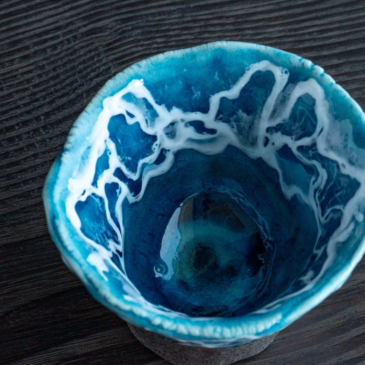 Copa de sake guinomi Sazameku Cascade en verde y platino