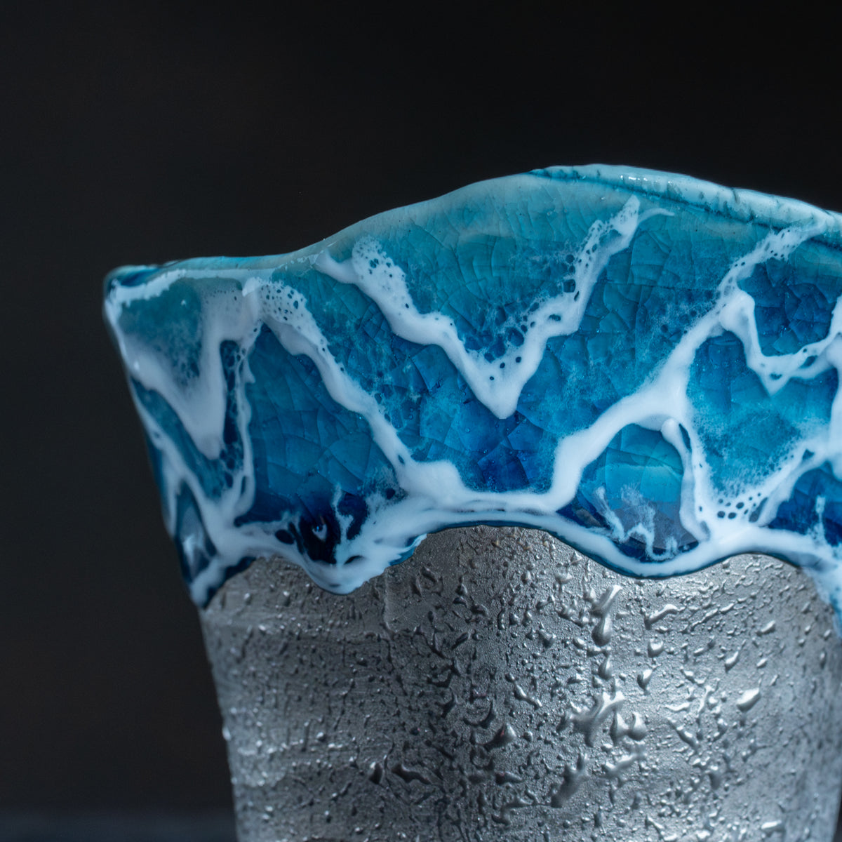 Copa de sake guinomi Sazameku Cascade en verde y platino
