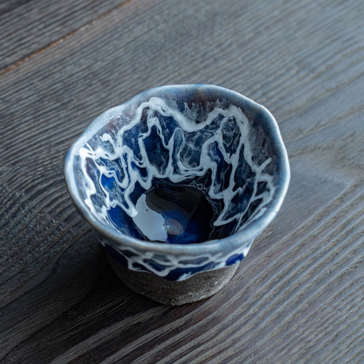 Copa de sake guinomi Sazameku Cascade con lustre azul y platino