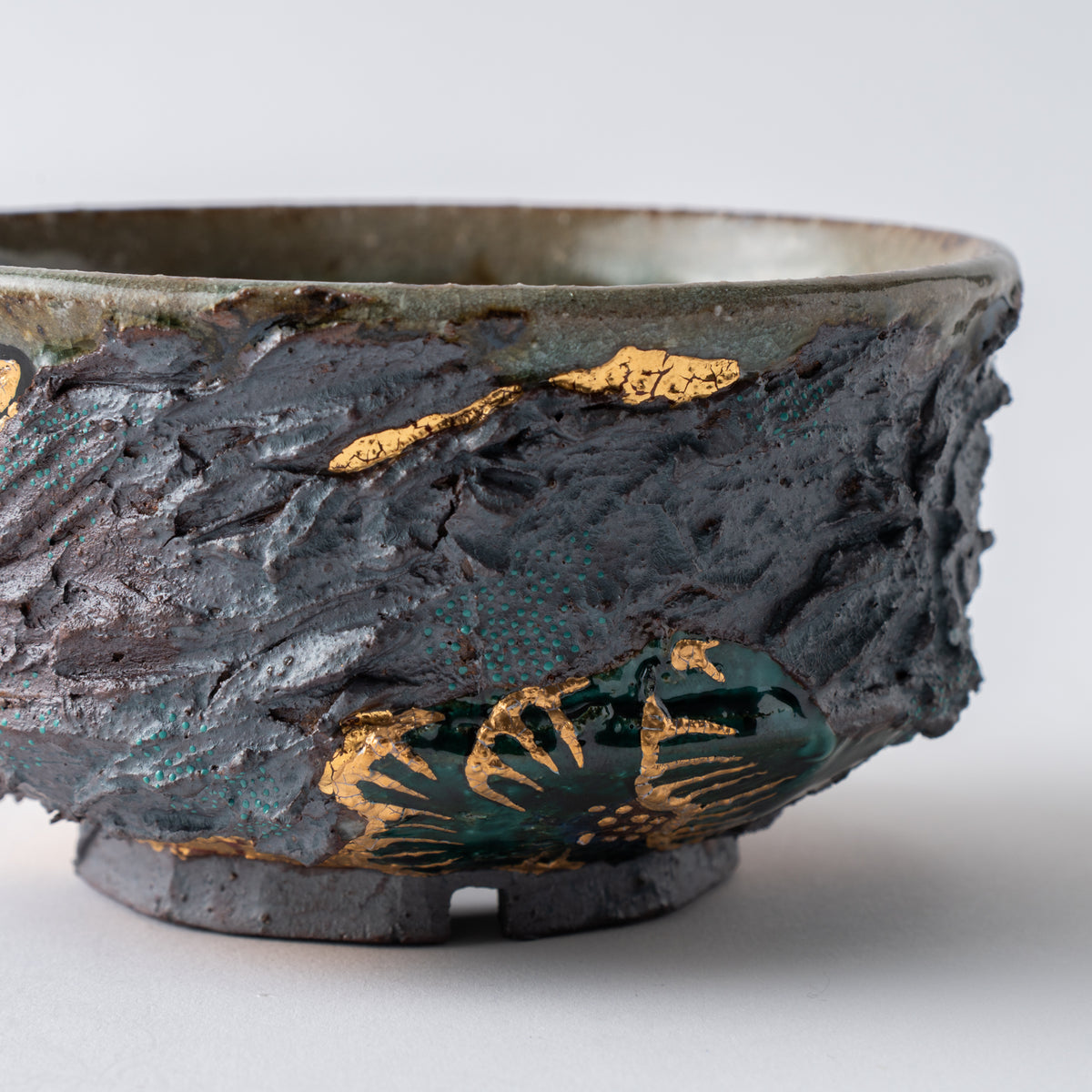 Gold Sayagata Flared Plant Pot