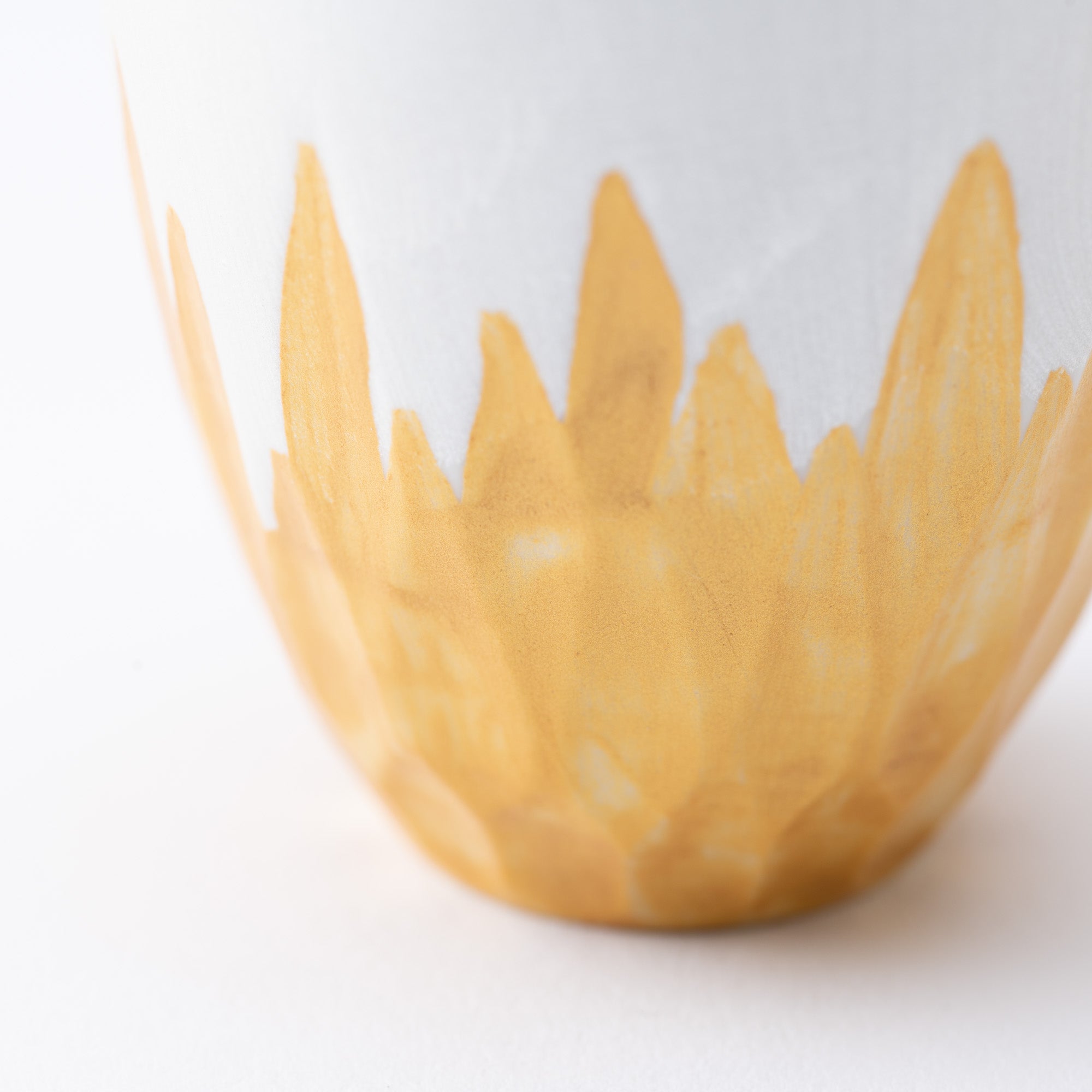 Juego de sake con grabado floral dorado y plateado