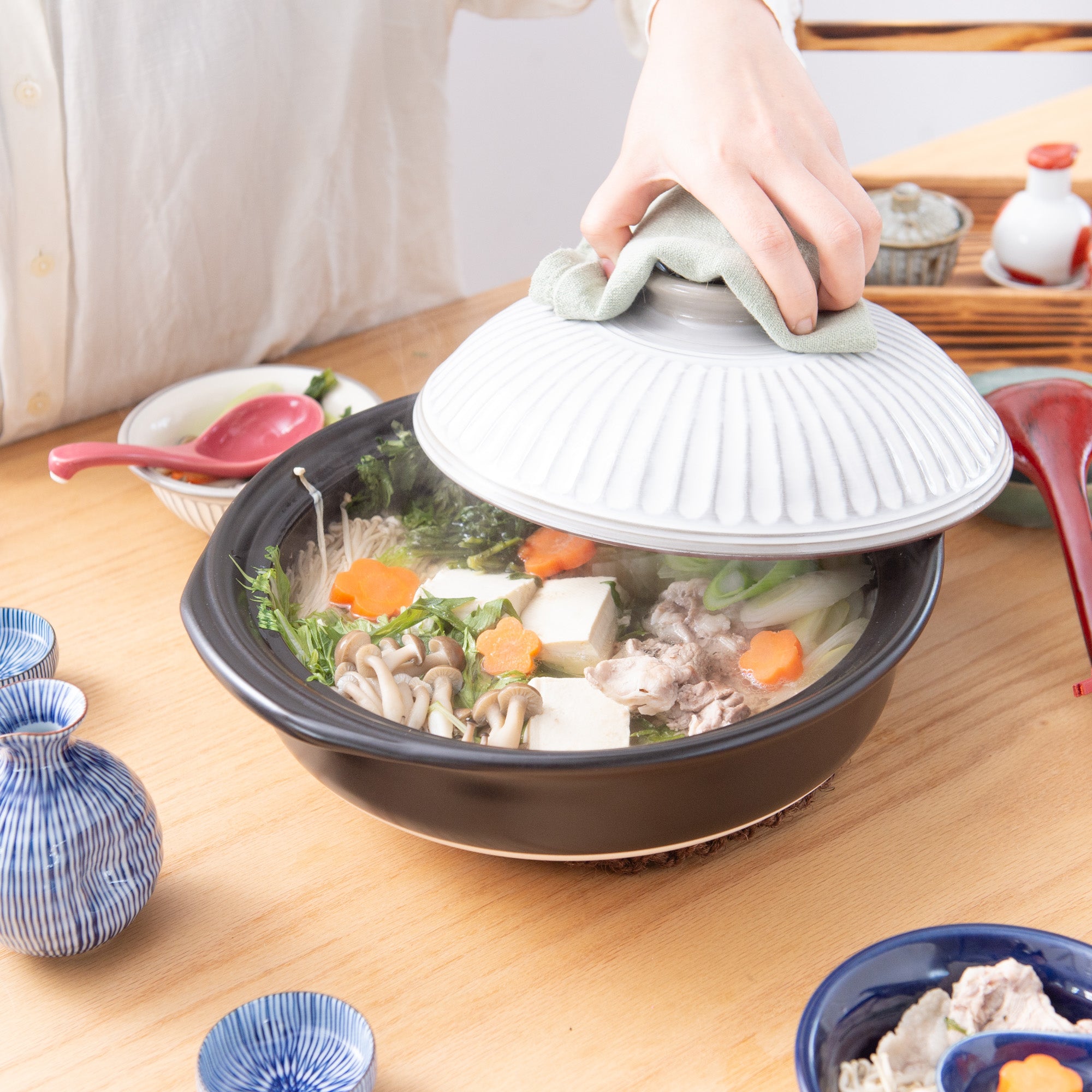 Kikka White Chrysanthemum Donabe Japanese Clay Pot for 3 to 4 Persons