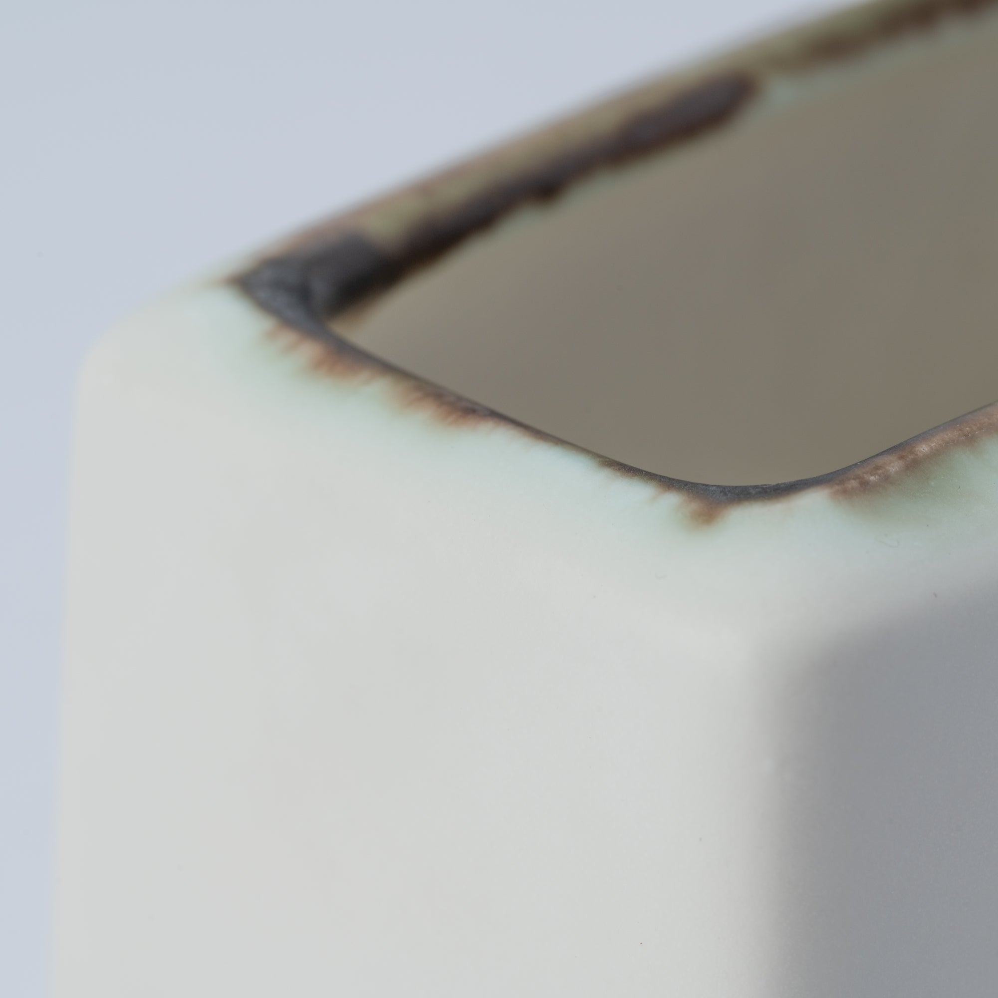 Porta utensilios rectangular con esmalte terroso