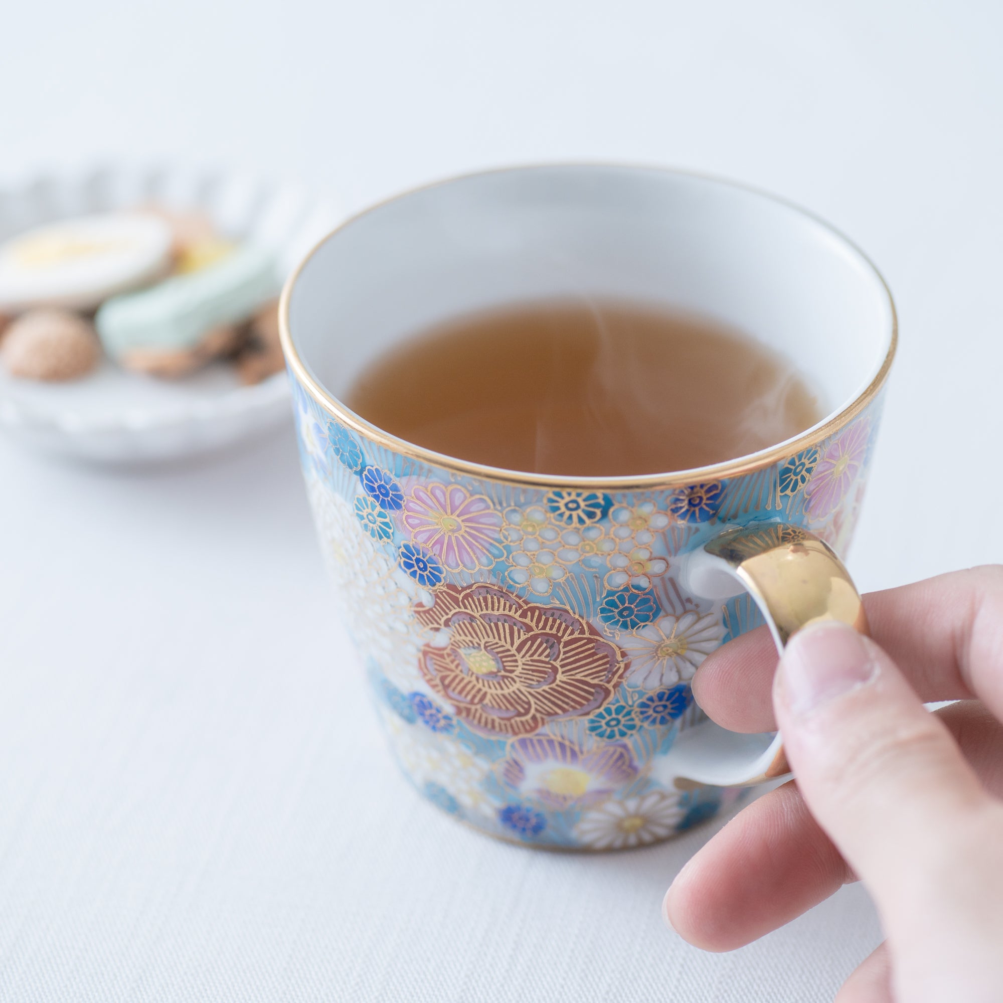 Taza floral con borde dorado de Hanazume