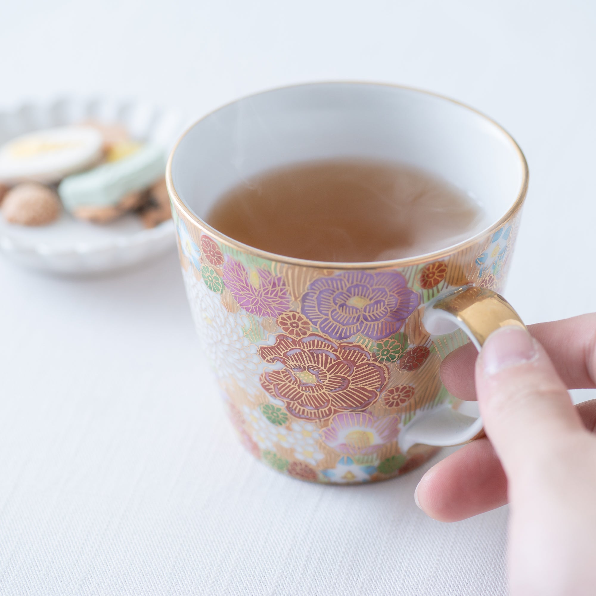Taza floral con borde dorado de Hanazume