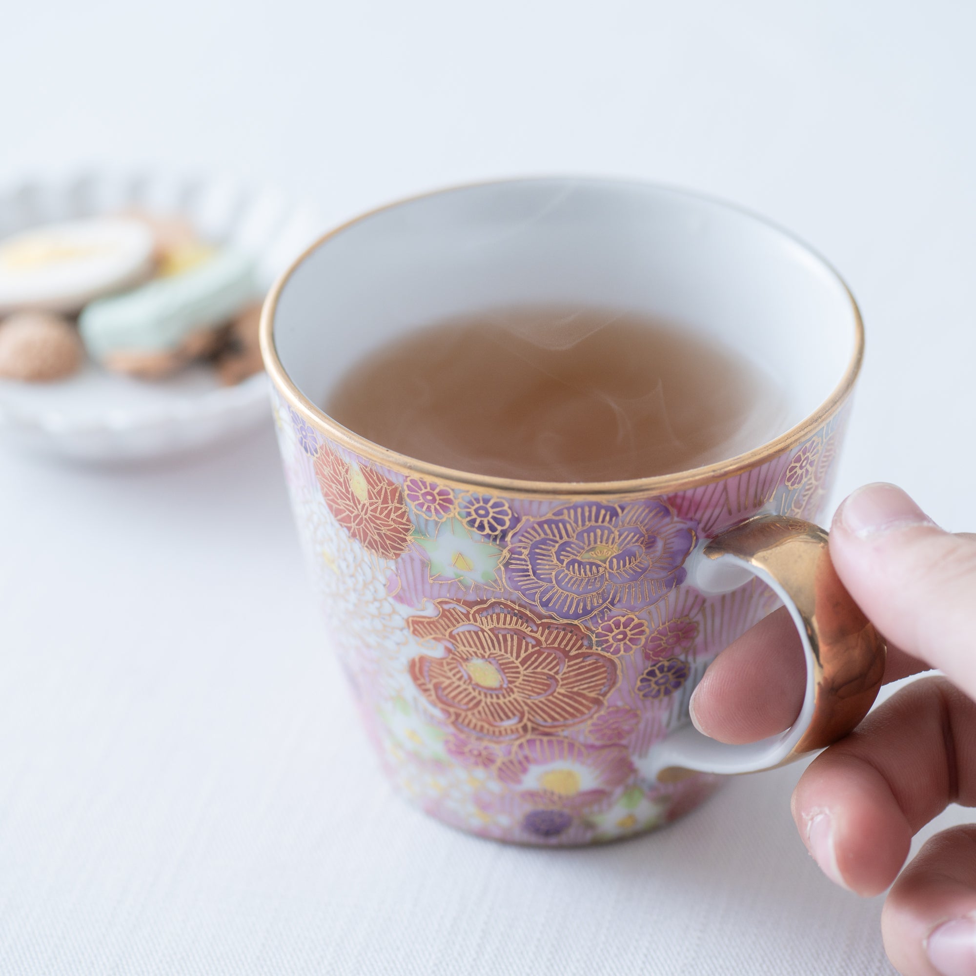 Taza floral con borde dorado de Hanazume