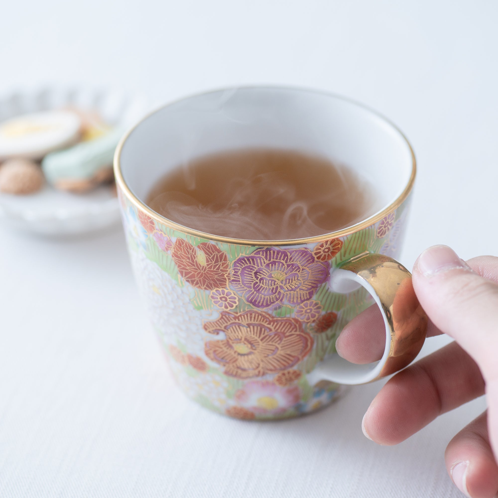 Taza floral con borde dorado de Hanazume