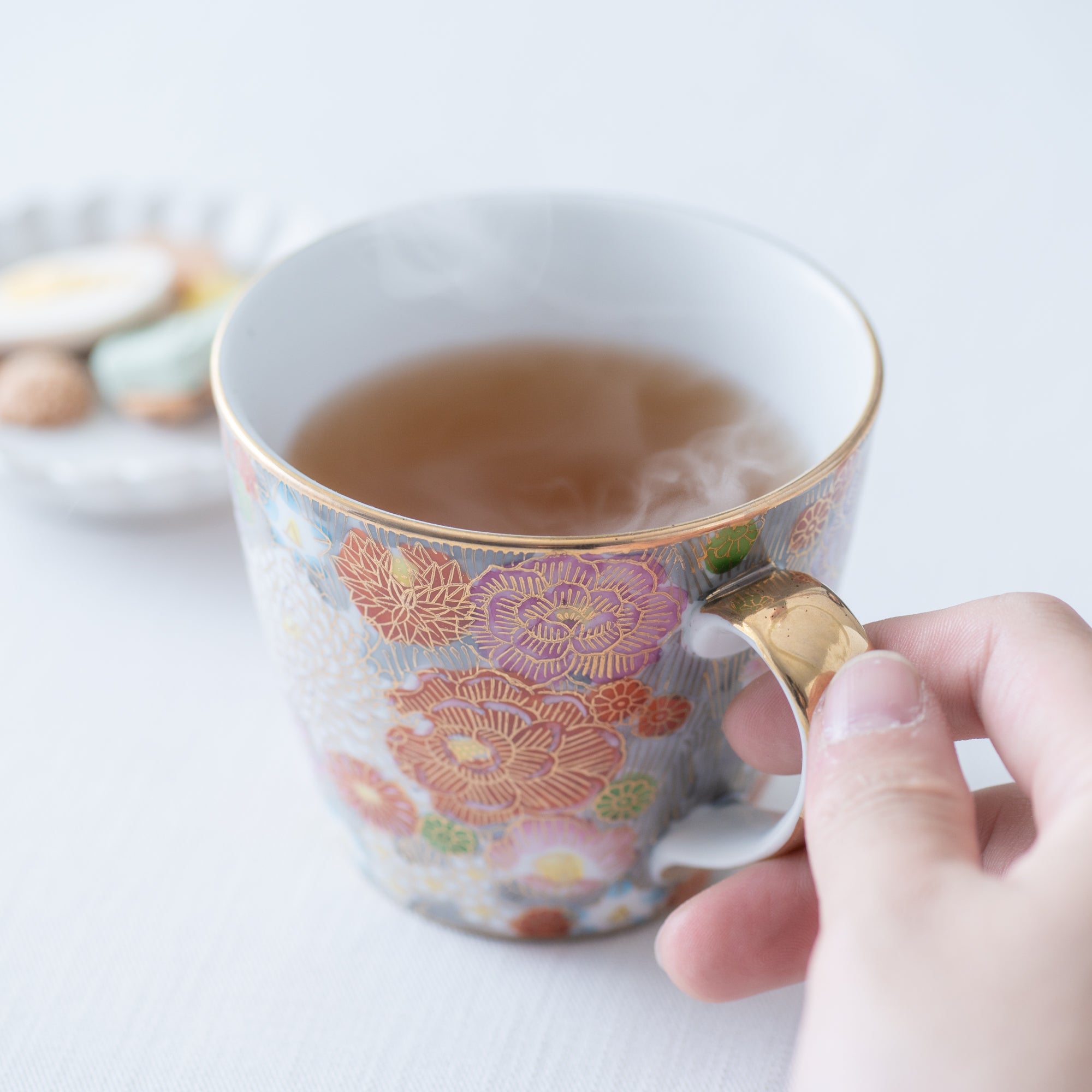 Taza floral con borde dorado de Hanazume