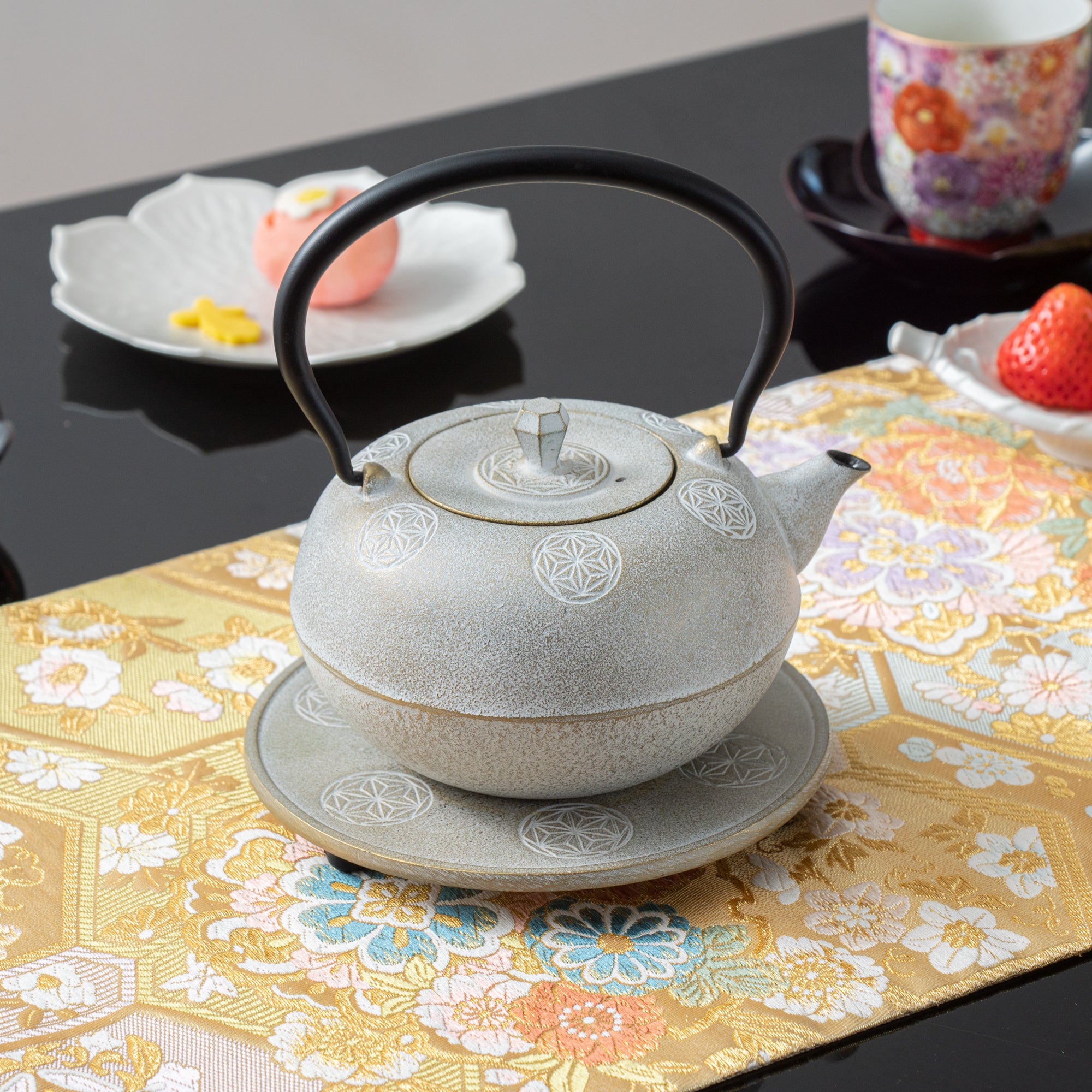 Seven Stars Nambu Ironware Cast Iron Teapot with Trivet 20.3oz(600ml)
